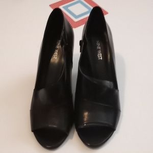Nine West fashion shoe for women. Size 9, heel 3in
